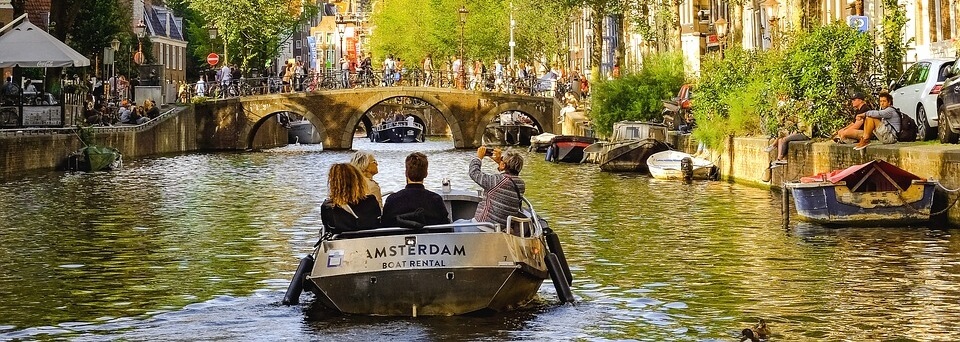 Med båt på kanalen i Amsterdam